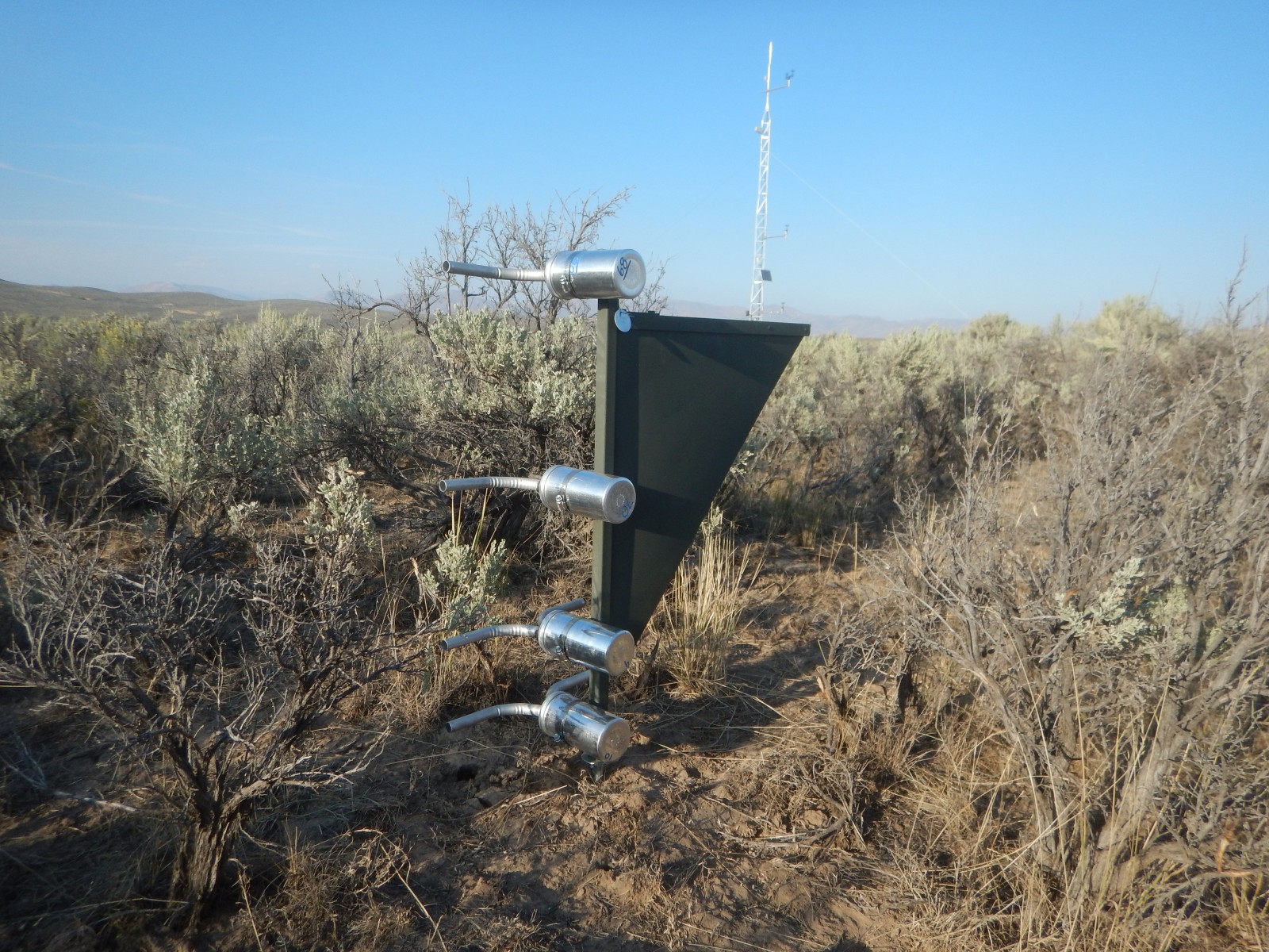 Photo of the Bellevue (BLM) Network site showing close up of an MWAC sediment sampler mast.